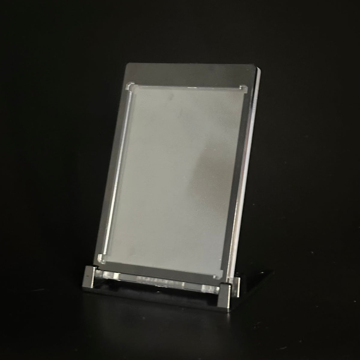 Premium Showcase Kit 35PT – Etui Magnetyczne + Stojak TCG⁠